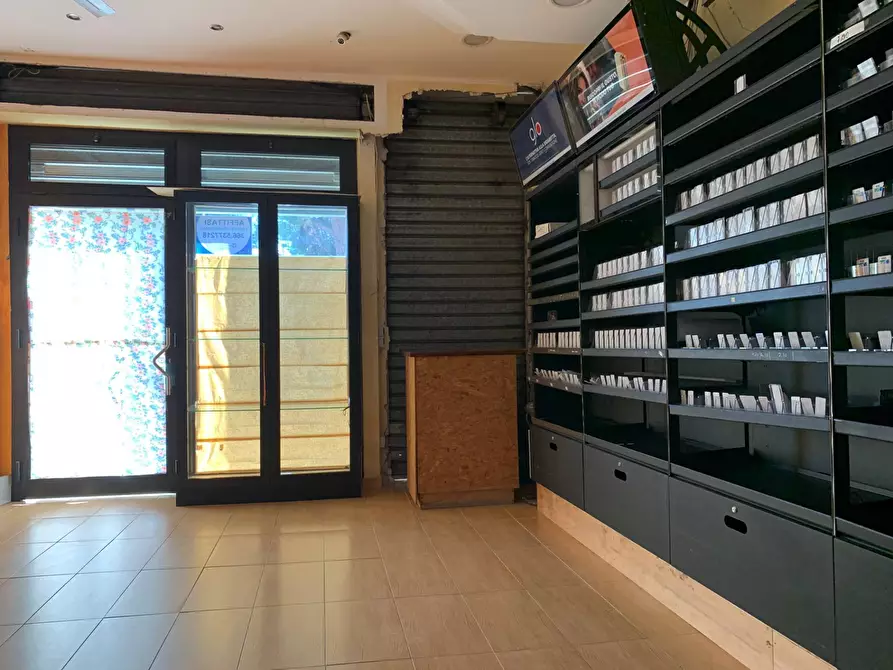 Immagine 5 di Negozio in affitto  in viale dei Bizantini a Catanzaro