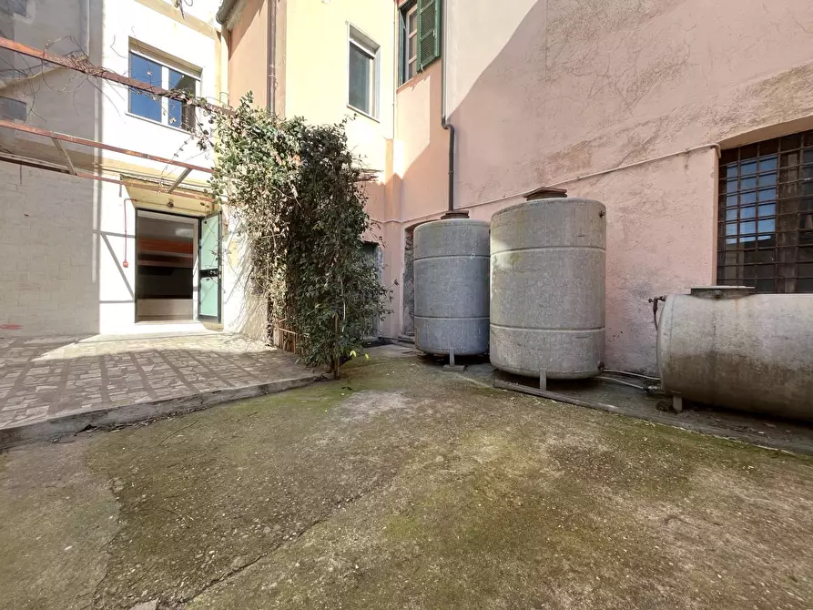 Immagine 5 di Negozio in vendita  in Via Vincenzo De Grazia 40 a Catanzaro