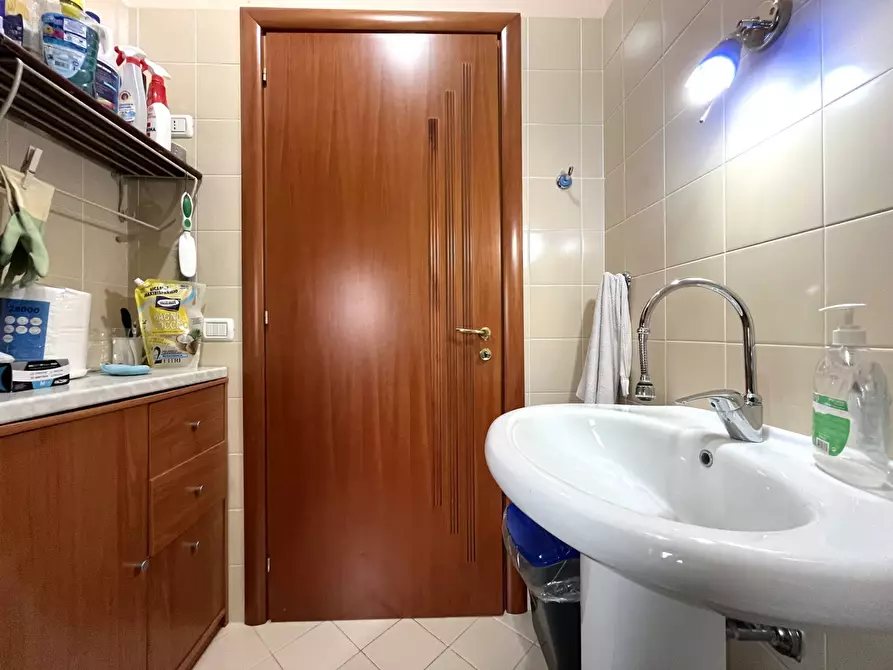 Immagine 5 di Negozio in affitto  in Viale Crotone 37q a Catanzaro