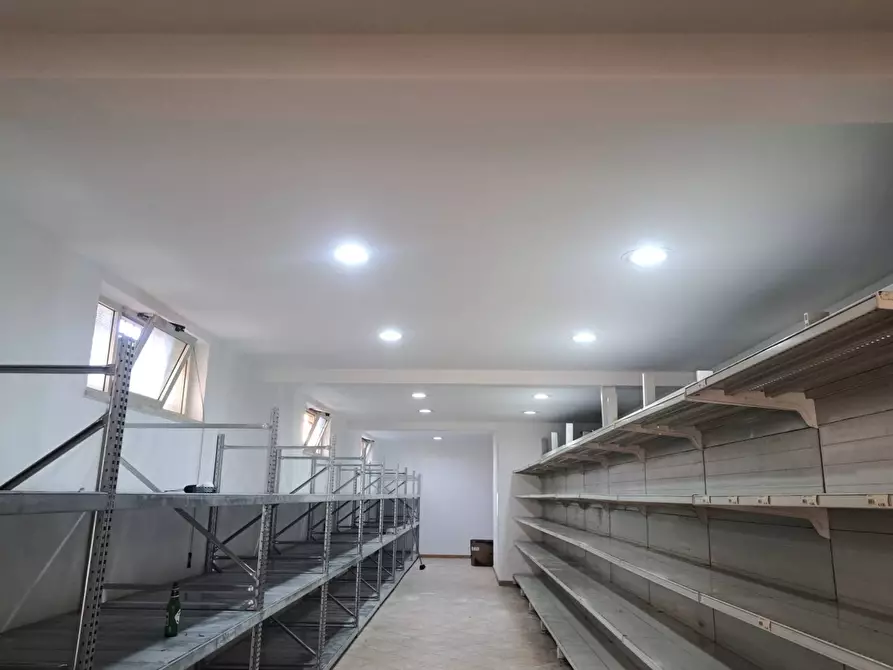 Immagine 2 di Negozio in affitto  in Viale Crotone 202 a Catanzaro