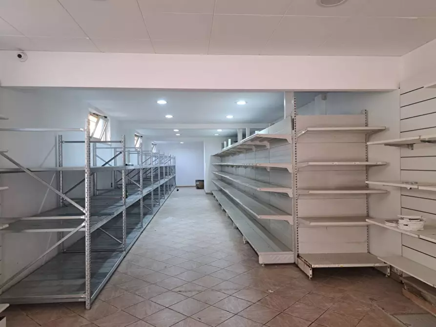 Immagine 3 di Negozio in affitto  in Viale Crotone 202 a Catanzaro