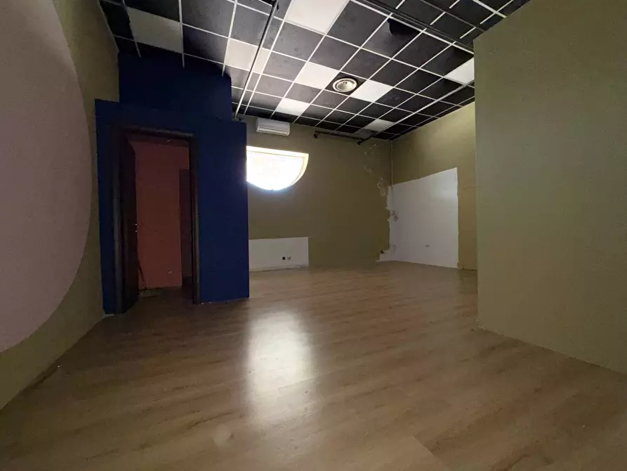 Immagine 3 di Negozio in affitto  in viale Magna Grecia a Catanzaro