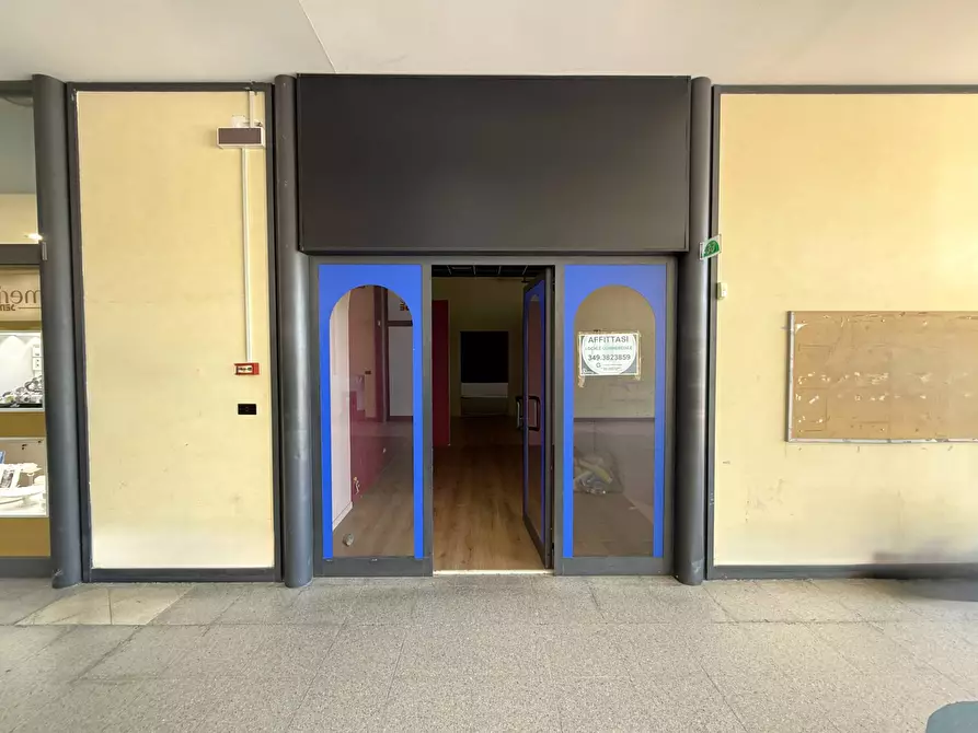 Immagine 8 di Negozio in affitto  in viale Magna Grecia a Catanzaro