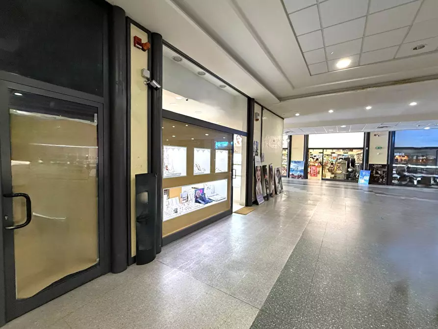 Immagine 9 di Negozio in affitto  in viale Magna Grecia a Catanzaro