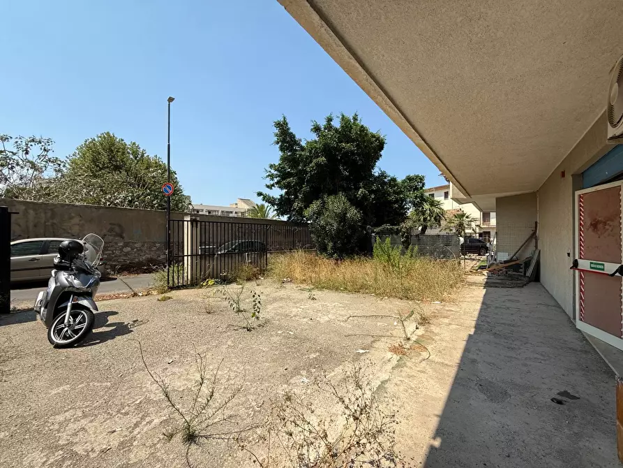 Immagine 3 di Negozio in vendita  in Via Borrace alla Caserma 43/A a Reggio Di Calabria