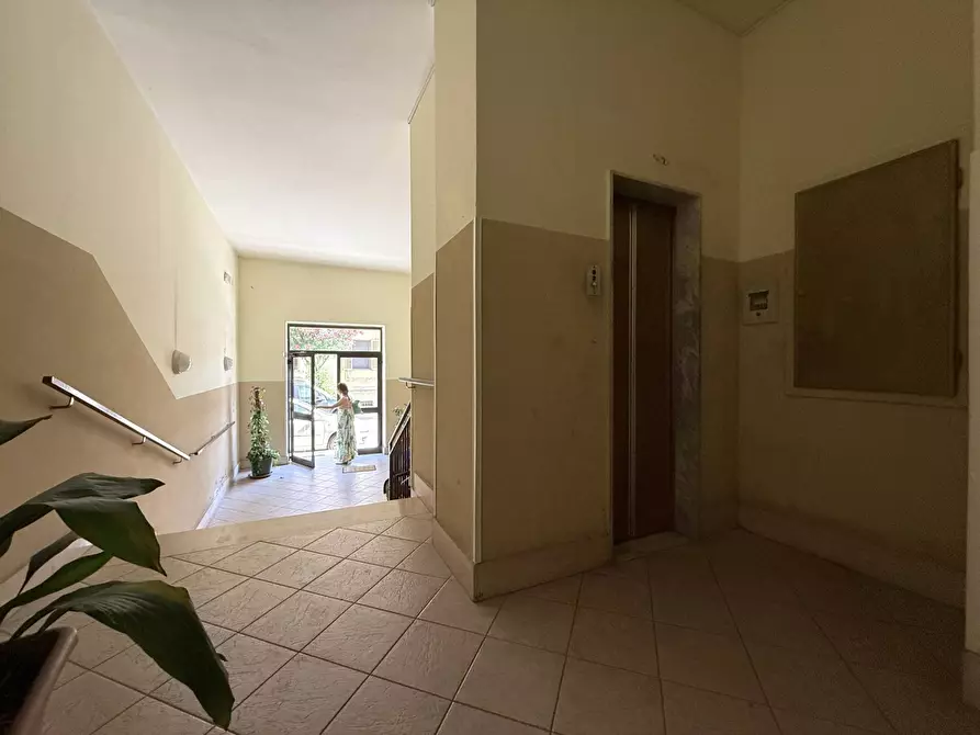 Immagine 10 di Magazzino in vendita  in via Genova a Catanzaro