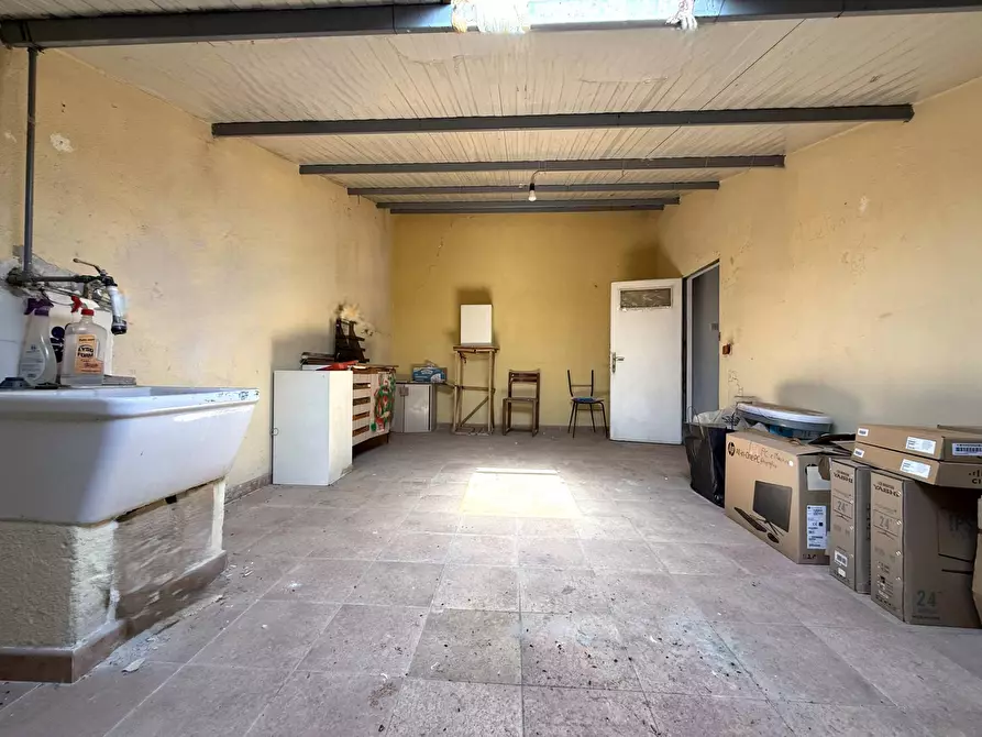 Immagine 2 di Magazzino in vendita  in via Genova a Catanzaro