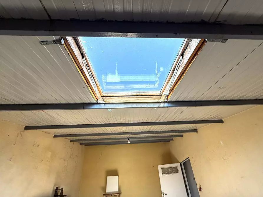 Immagine 4 di Magazzino in vendita  in via Genova a Catanzaro