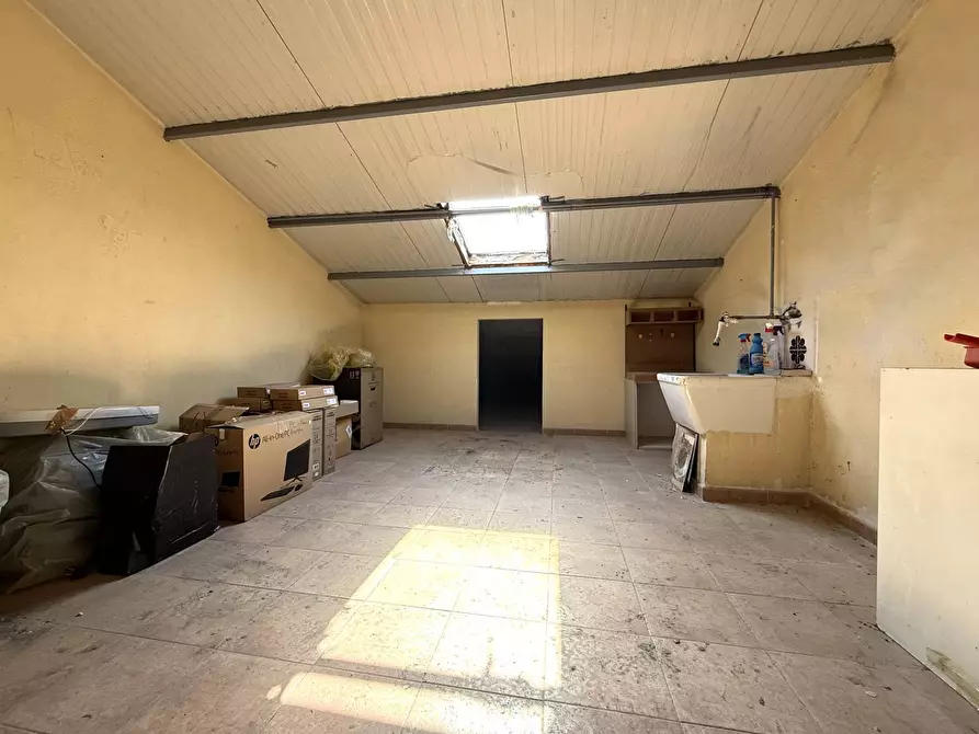 Immagine 3 di Magazzino in vendita  in via Genova a Catanzaro