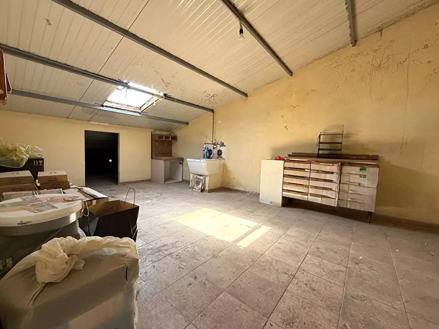 Immagine 6 di Magazzino in vendita  in via Genova a Catanzaro