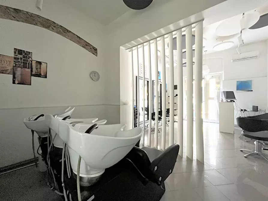 Immagine 9 di Negozio in vendita  in via Zara a Catanzaro