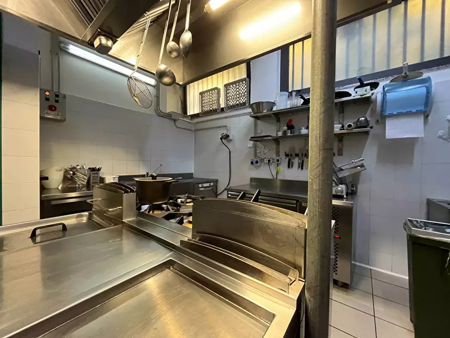 Immagine 4 di Negozio in affitto  in via Genova a Catanzaro