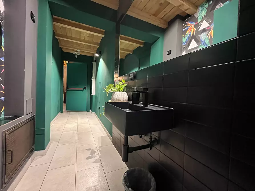 Immagine 9 di Negozio in affitto  in via Genova a Catanzaro