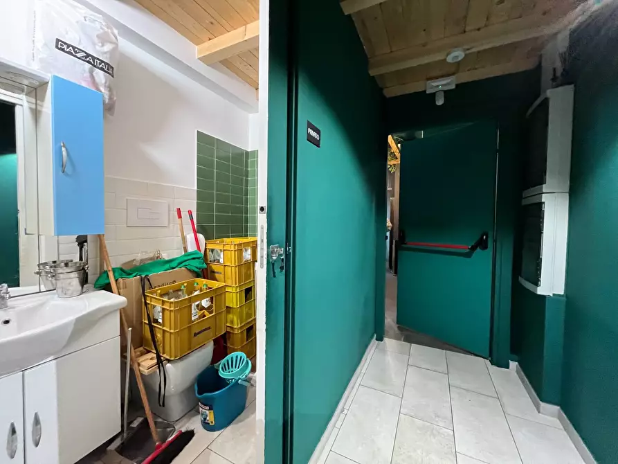 Immagine 10 di Negozio in affitto  in via Genova a Catanzaro