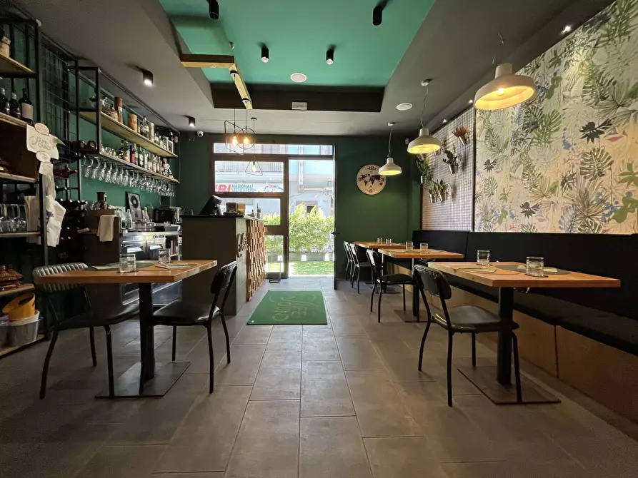 Immagine 11 di Negozio in affitto  in via Genova a Catanzaro