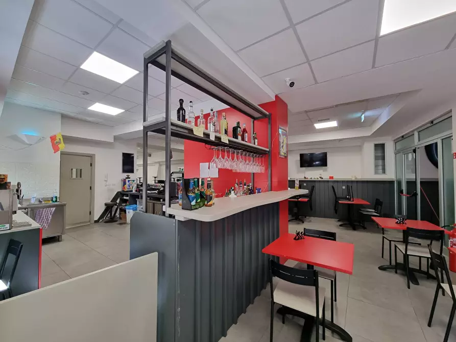 Immagine 5 di Negozio in vendita  in Via A. De Gasperi 25 a Catanzaro