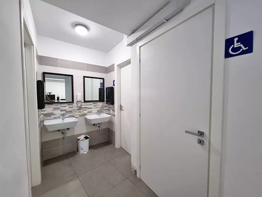 Immagine 11 di Negozio in vendita  in Via A. De Gasperi 25 a Catanzaro