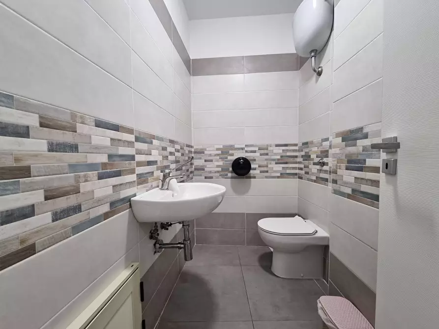 Immagine 12 di Negozio in vendita  in Via A. De Gasperi 25 a Catanzaro