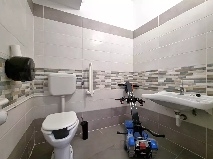 Immagine 13 di Negozio in vendita  in Via A. De Gasperi 25 a Catanzaro