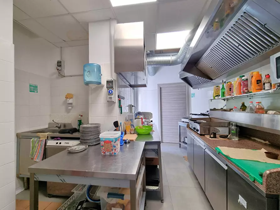 Immagine 14 di Negozio in vendita  in Via A. De Gasperi 25 a Catanzaro