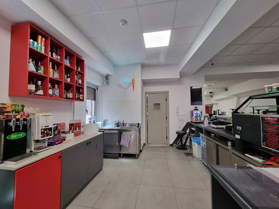 Immagine 18 di Negozio in vendita  in Via A. De Gasperi 25 a Catanzaro