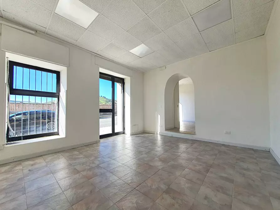 Immagine 1 di Negozio in affitto  in viale degli Angioini a Catanzaro