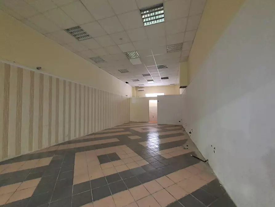 Immagine 4 di Negozio in affitto  in viale Magna Grecia a Catanzaro