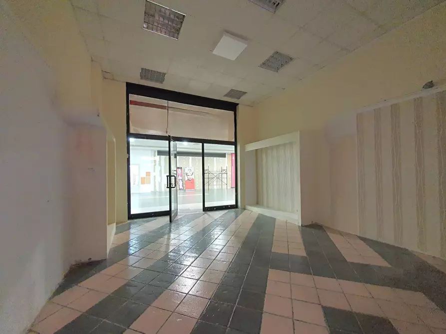 Immagine 9 di Negozio in affitto  in viale Magna Grecia a Catanzaro