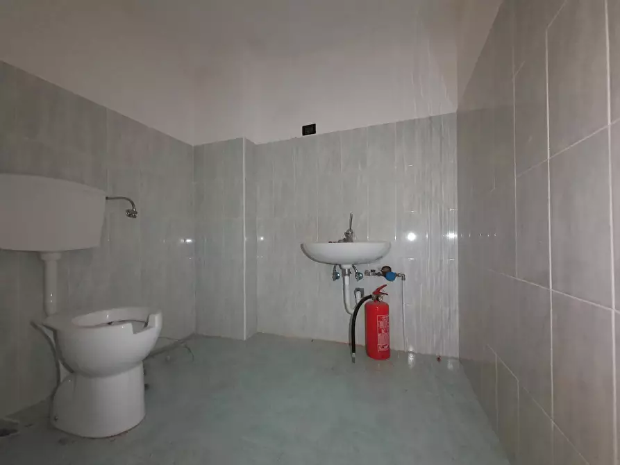 Immagine 5 di Negozio in affitto  in viale Magna Grecia a Catanzaro