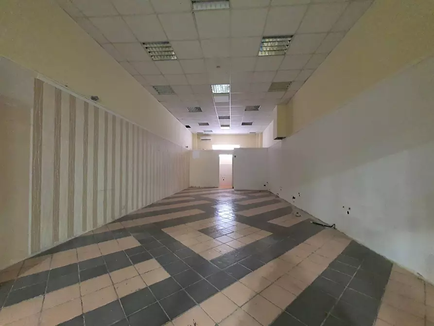 Immagine 3 di Negozio in affitto  in viale Magna Grecia a Catanzaro