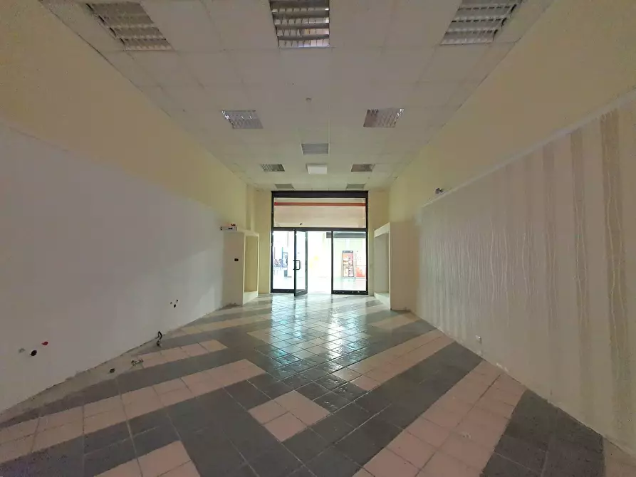 Immagine 2 di Negozio in affitto  in viale Magna Grecia a Catanzaro