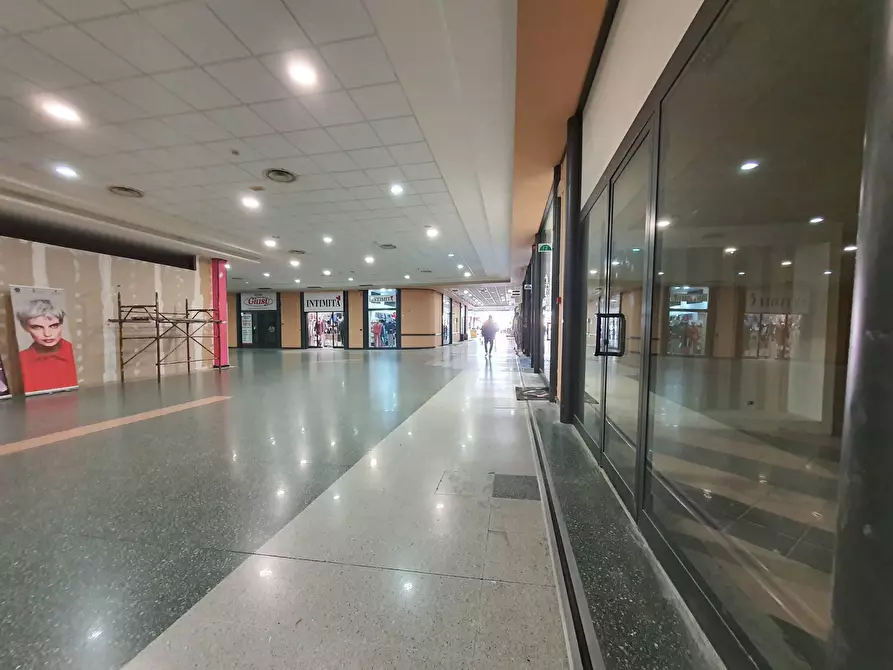 Immagine 11 di Negozio in affitto  in viale Magna Grecia a Catanzaro