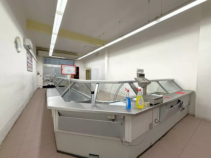 Immagine 5 di Negozio in vendita  in Viale Magna Grecia 298 a Catanzaro