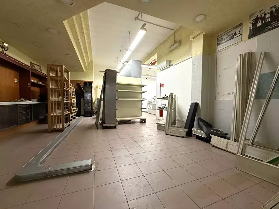 Immagine 7 di Negozio in vendita  in Viale Magna Grecia 298 a Catanzaro