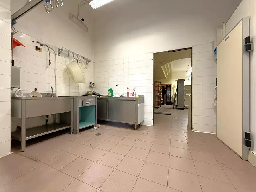 Immagine 9 di Negozio in vendita  in Viale Magna Grecia 298 a Catanzaro