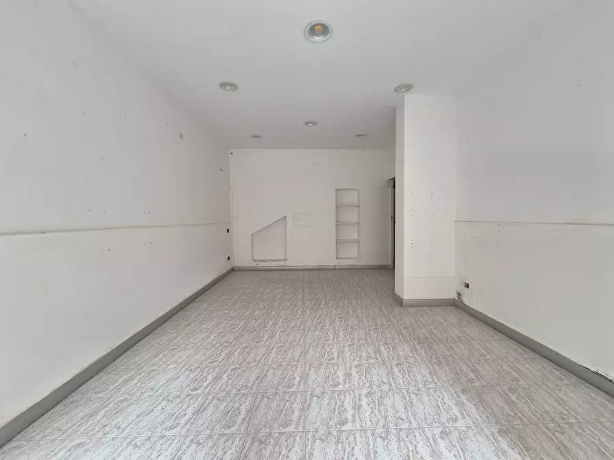 Immagine 3 di Negozio in affitto  in via Torrazzo 130 a Catanzaro