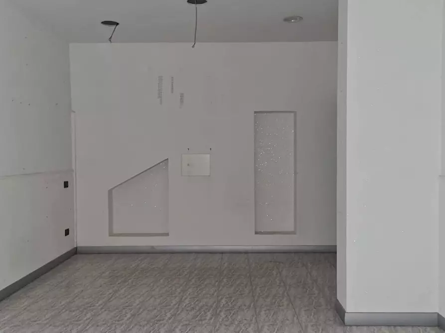 Immagine 8 di Negozio in affitto  in via Torrazzo 130 a Catanzaro