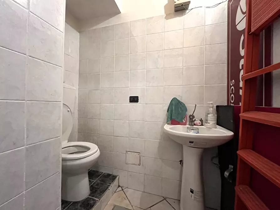 Immagine 5 di Negozio in vendita  in Via Vibo Valentia 11 a Catanzaro