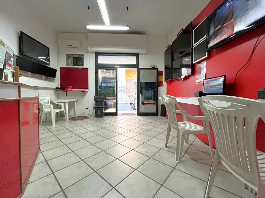 Immagine 6 di Negozio in vendita  in Via Vibo Valentia 11 a Catanzaro