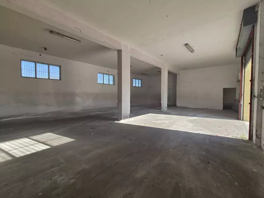 Immagine 8 di Negozio in affitto  in viale Emilia a Catanzaro