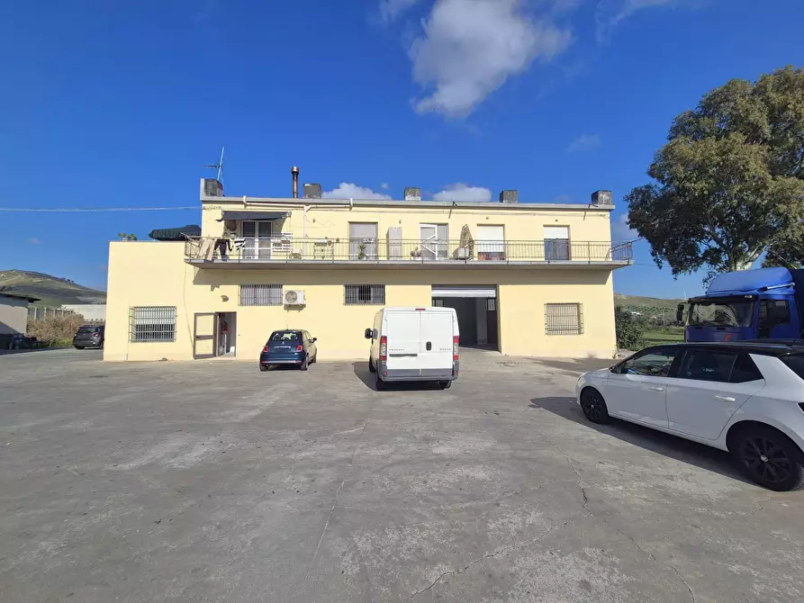 Immagine 1 di Negozio in affitto  in viale Emilia a Catanzaro