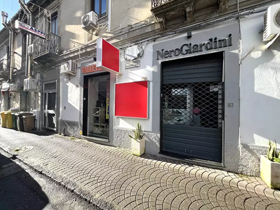 Immagine 3 di Negozio in affitto  in via Tommaso Gulli a Catanzaro