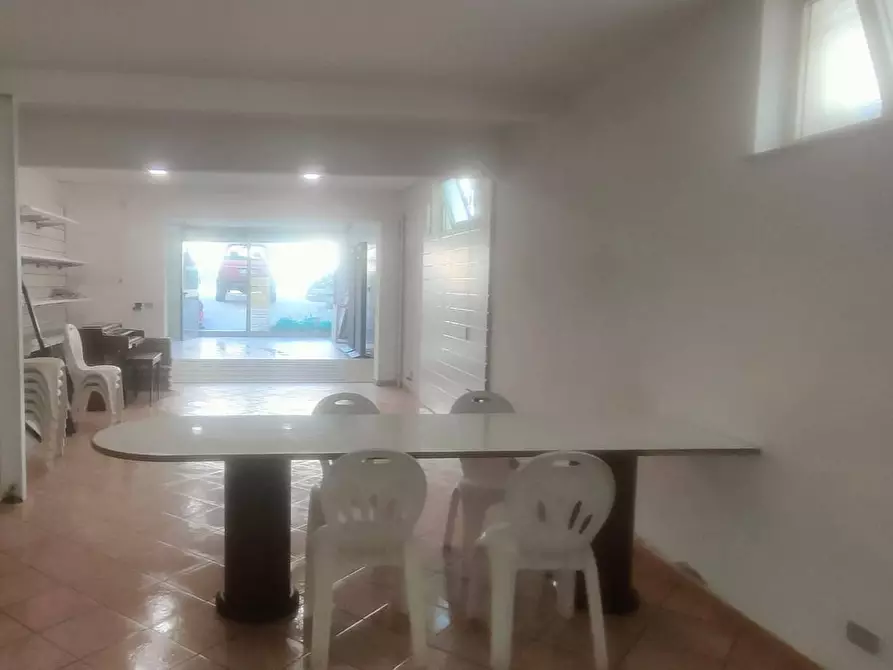 Immagine 5 di Negozio in affitto  in Viale Crotone 202 a Catanzaro