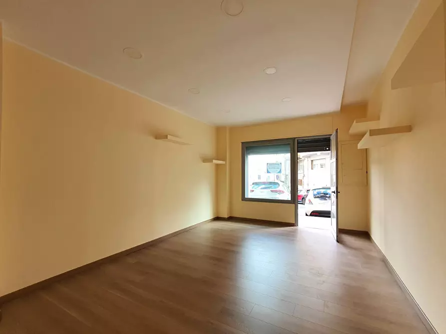 Immagine 9 di Negozio in affitto  in via Mario Greco a Catanzaro
