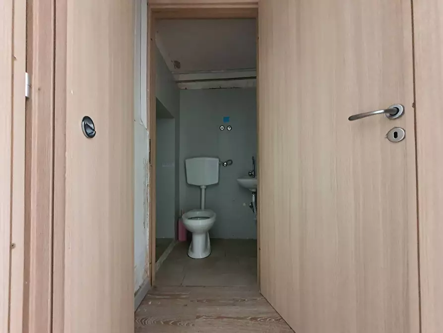 Immagine 5 di Negozio in affitto  in via Tommaso Gulli a Catanzaro