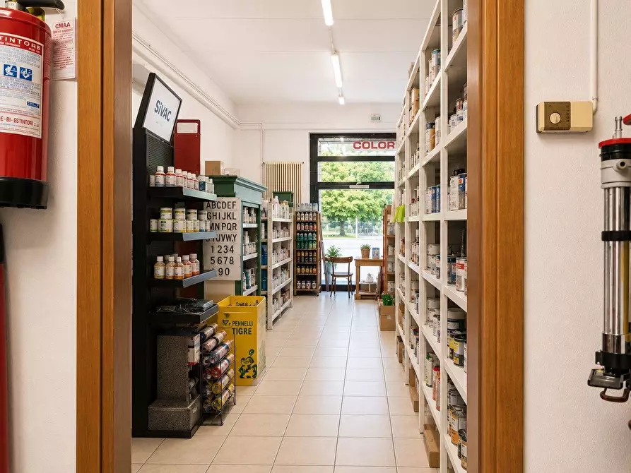 Immagine 7 di Locale commerciale in affitto  in VIA E. FERMI 21 a Ispra