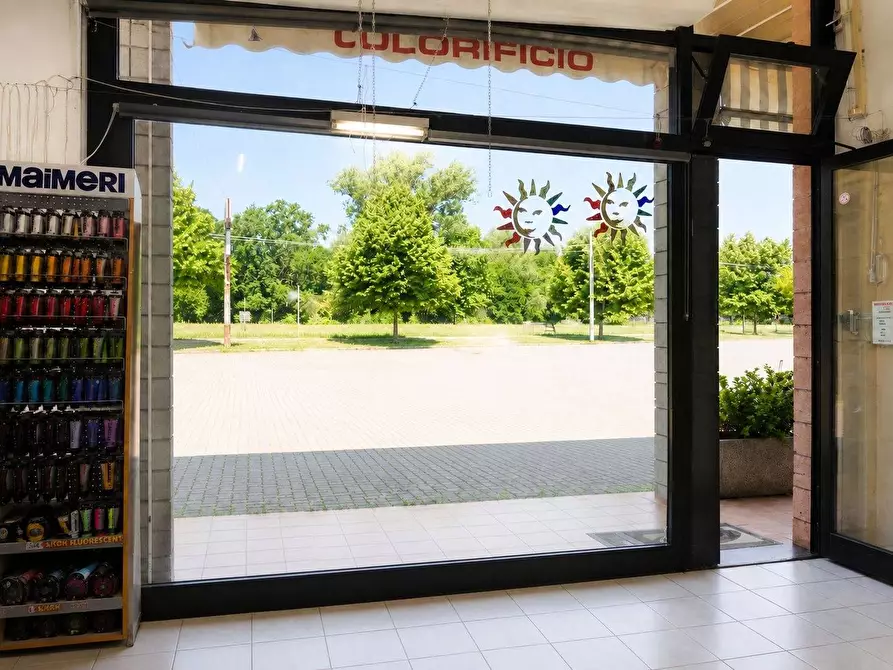 Immagine 8 di Locale commerciale in affitto  in VIA E. FERMI 21 a Ispra
