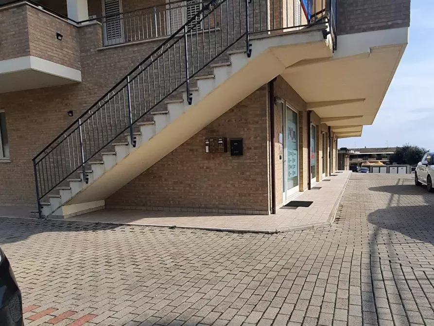 Immagine 2 di Locale commerciale   in via Leonardo Da Vinci 45 a Altidona