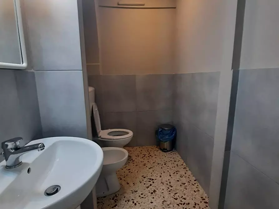 Immagine 7 di Locale commerciale in affitto  in via Roma 4 a Carassai