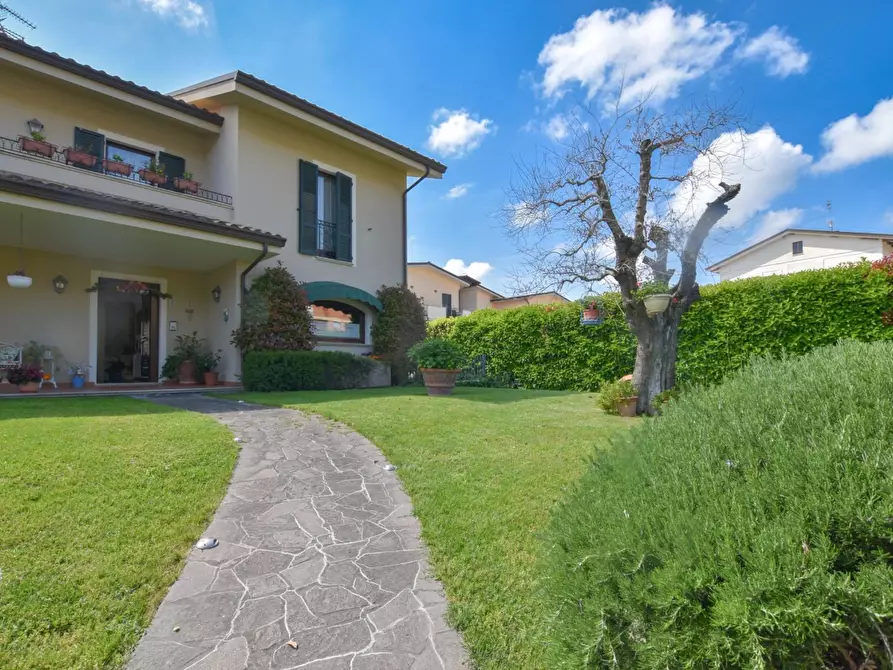 Immagine 2 di Villa in vendita  in Via Abbadia a Monterubbiano